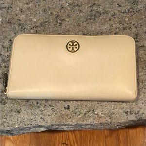 Tory Burch cream wallet like new !